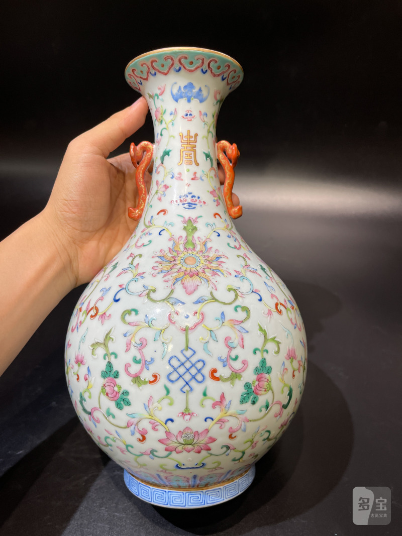 清道光 洋彩吉庆有余纹双如意耳瓶 - 图3